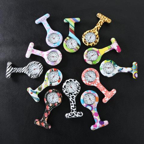 Reloj de silicona para enfermera diseño Multicolor, reloj de bolsillo con números arábigos, esfera redonda, broche, Túnica, Fob ► Foto 1/6