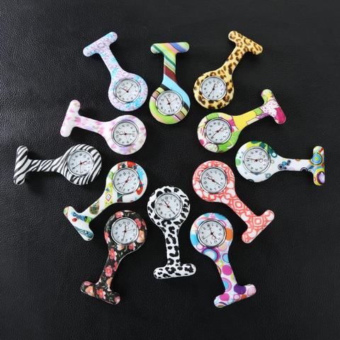 Reloj de silicona para enfermera diseño Multicolor, reloj de bolsillo con números arábigos, esfera redonda, broche, Túnica, Fob ► Foto 1/6