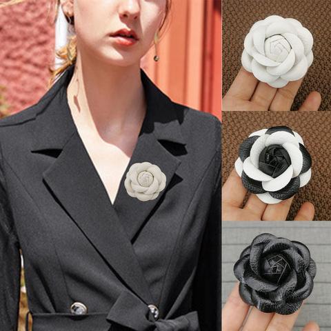 Broches de lazo de flor de Camelia de cuero genuino blanco y negro para mujer, tamaño grande, cinta de lazo anudado, broche, pines, accesorios de la camisa ► Foto 1/6