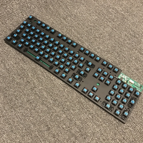 Placa de eje de teclado mecánico DIY para hombre, accesorio personalizado, con eje satélite, PCB de 104 teclas, clic con llave, placa base RGB Clownfish ► Foto 1/5