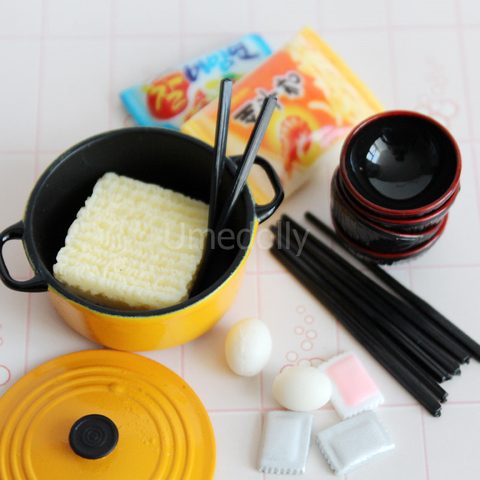 Cute Mini 1:12 escala casa de muñecas en miniatura fideos instantáneos tazón olla juego de cocina para Barbies muñeca Blyth comida niños cocina juguete ► Foto 1/6