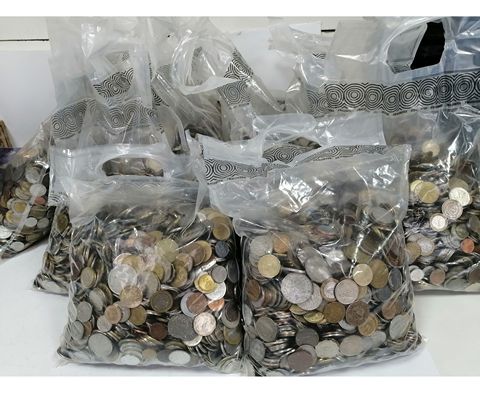Mezcla de monedas por peso. Bolsa de 10 kg (+-0,3 kg). Contenido: exótico/EUROPA (50/50%). Monedas con bolsas de 10 kg. Selladas sin abrir ► Foto 1/6