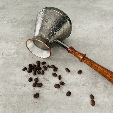 Café pavo cobre. Turk para hacer café. Una turka de cobre con un mango de madera tallada. ► Foto 1/5