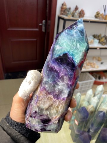 Une grande baguette en cristal fluorite de couleur naturelle, pointe en cristal naturel ► Photo 1/4