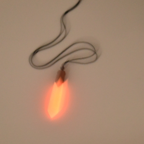 Mode, énergie, feu et lumière bleue pendentif collier, brillant la nuit, hommes et femmes bijoux cadeau en gros ► Photo 1/6