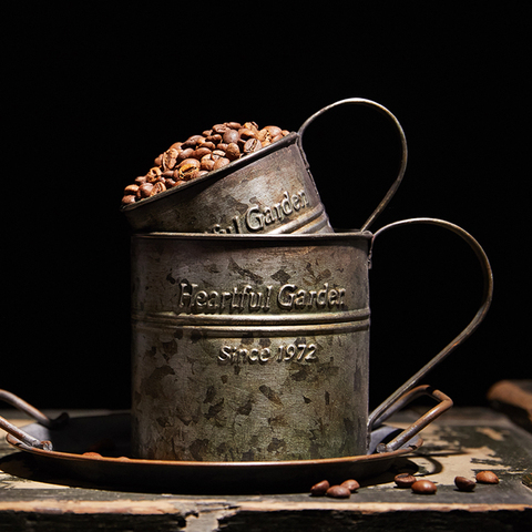 Seau de fleurs en fer forgé, accessoires de photographie, poignée rétro, tasse, verres, décoration de maison imprimée en anglais, photographie gastronomique ► Photo 1/6