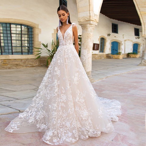 Robe de mariée trapèze élégante avec traîne, avec col en v, sans manches, avec des appliques en dentelle et des pompons ► Photo 1/6