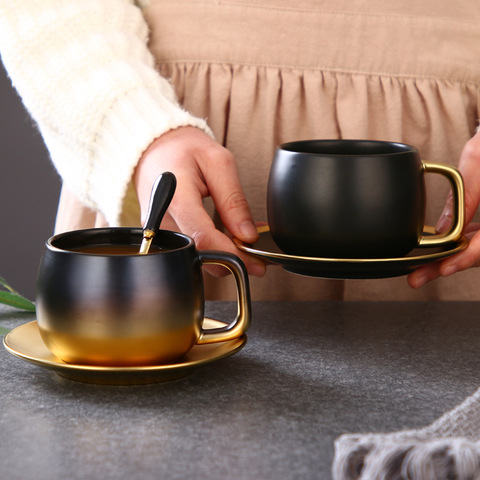 Tasses à café condensées en céramique, de luxe, noir, or, marbre, café, thé, lait, petit déjeuner, soucoupe, ensemble d'assiettes et cuillères ► Photo 1/6