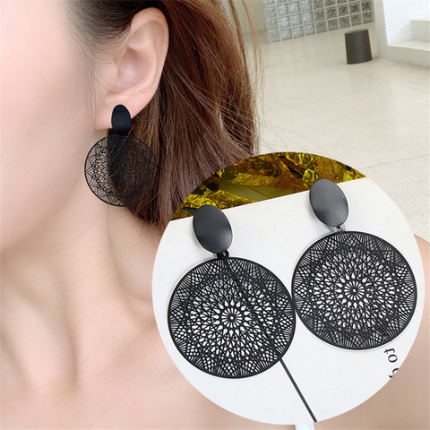 Vente en gros de nouvelle personnalité coréenne noir anneau tempérament creux motif pendentif boucles d'oreilles en 2022 boucles d'oreilles pour les femmes ► Photo 1/6