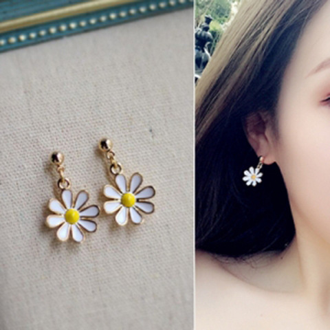 Boucles d'oreilles courtes en forme de marguerite, jolie fleur à la mode, bijoux d'étudiant, accessoires, cadeau d'anniversaire ► Photo 1/5