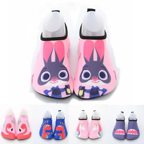 Dessin animé mignon enfants chaussures de plage anti-dérapant filles chaussures de natation ultra-léger pieds nus peau douce eau chaussettes enfants chaussures chauve-souris homme garçon ► Photo 1/6