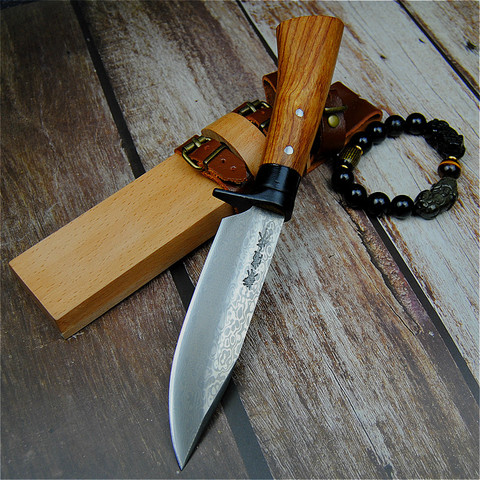 Couteau de chasse droit forgé à la main, couteau tactique tranchant pour le camping en plein air + écusson en bois brut 59-60hrc avec grains de damas ► Photo 1/6