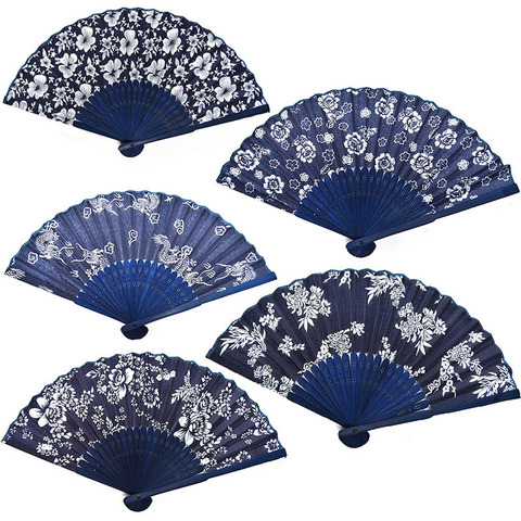 Éventail à main en tissu bleu avec cadre en bambou bleu teint, design floral de style chinois, 1 pièce ► Photo 1/6