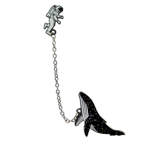 Le nouveau espace cosmique baleines de bande dessinée insigne xionghua en métal alliage Vêtements col pin l'astronaute goutte à goutte broche ► Photo 1/1