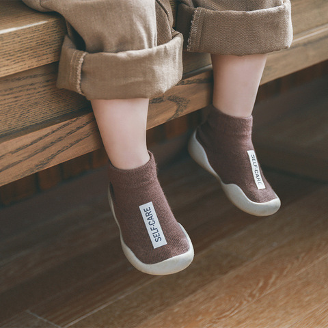 Chaussettes avec semelles en caoutchouc et lettres 2022 | Chaussettes pour bébés, bas de sol antidérapants en cuir pour enfants ► Photo 1/6