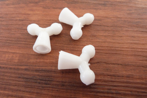 Perles en plastique blanches en forme de triangle, 25x20mm, adaptées à un joint de squelette de 12mm, accessoires pour jouet ► Photo 1/1
