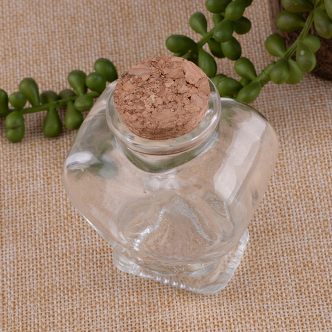 Pot de stockage en verre transparent en forme de petit cœur, conteneur de bouteille avec bouchon en liège, remplissage avec des boules de gelée, pierres précieuses ► Photo 1/1