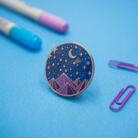 Cette belle épingle à paillettes inspirée de Night Court est parfaite pour tout fan de la série ACOTAR ou qui aimerait en être membre! ► Photo 1/1