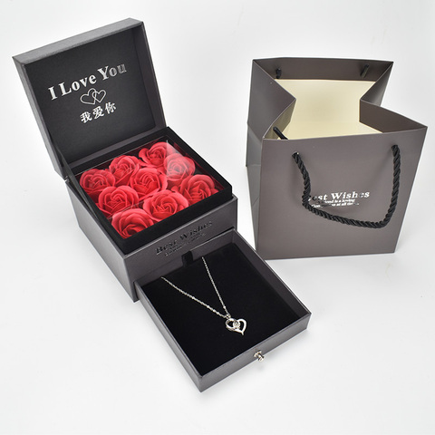 Belle boîte à bijoux avec un collier et des savons en forme de roses, cadeau romantique, je t'aime dans 100 langues différentes, pour une petite amie ► Photo 1/6