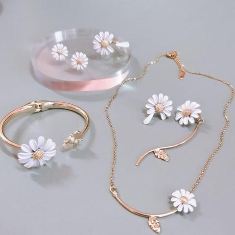 Coréen femme mode sauvage asymétrique marguerite fleur couleur argent aiguille boucles d'oreilles adapté pour Banquet anniversaire cadeau bijoux ► Photo 1/5