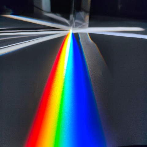 Prisme optique triangulaire, prisme optique du verre 30x30x50mm, spectre lumineux réfractaire, enseignement de la physique arc-en-ciel pour les enfants et les étudiants présent ► Photo 1/6