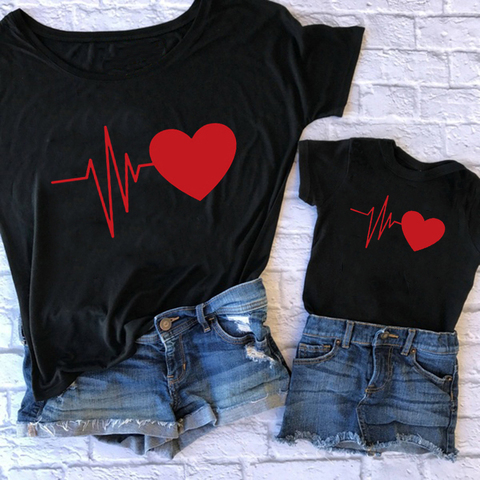 Vêtements mignons mère et fille, t-shirts assortis avec impression d'amour rouge, tenues pour famille ► Photo 1/6