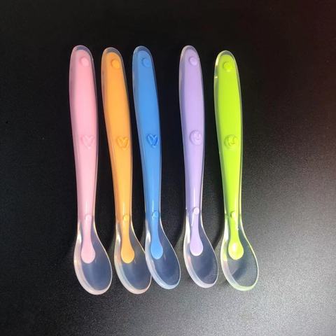 Cuillère en Silicone souple pour bébé, cuillère à détection de température, couleur bonbon, outils d'alimentation pour bébé, assiette ► Photo 1/5