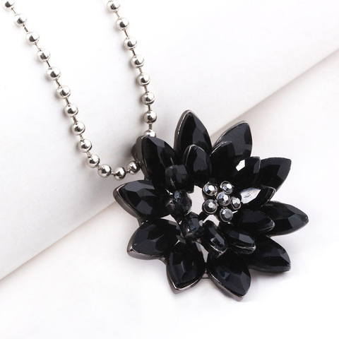 Collier avec pendentif en alliage de cuivre et cristal de fleur noire, chaîne avec perles ► Photo 1/6