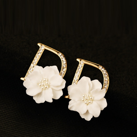 Célèbre Design or blanc fleur boucle d'oreille pour les femmes lettre perle casquette bijoux de luxe à la mode ► Photo 1/6