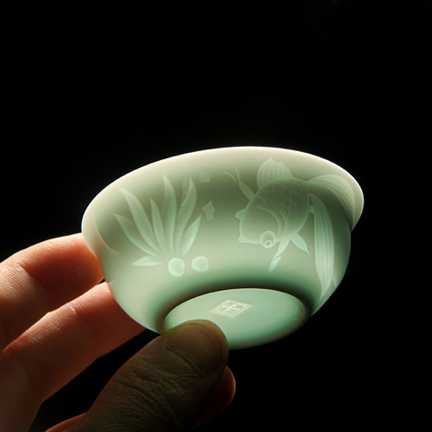 Porcelaine bleue et blanche faite à la main avec ombre bleu sculpté invisible motif lotus tasse à thé tasse principale tasse à thé en céramique ► Photo 1/5