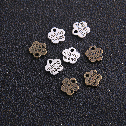 Lot de 60 pièces de bijoux à la mode, étiquettes en métal pour bijouterie, plaque à fleur de prune, deux couleurs, 8*8MM, breloques de lettres faites à la main ► Photo 1/4