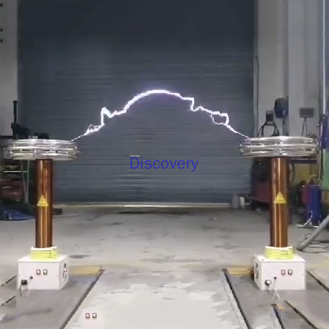 La foudre artificielle faite sur commande montre l'arc sonique électrique du klaxon 0.3m de Plasma d'éclair de la bobine Tesla 1.5m ► Photo 1/5