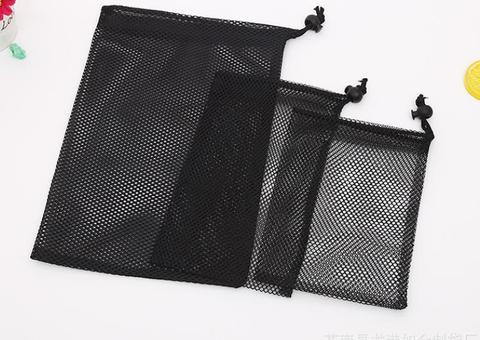 Sac à cordon en maille noire sur mesure différentes tailles sac en maille paquet poche sac de golf sac en filet de cordon en nylon noir ► Photo 1/6