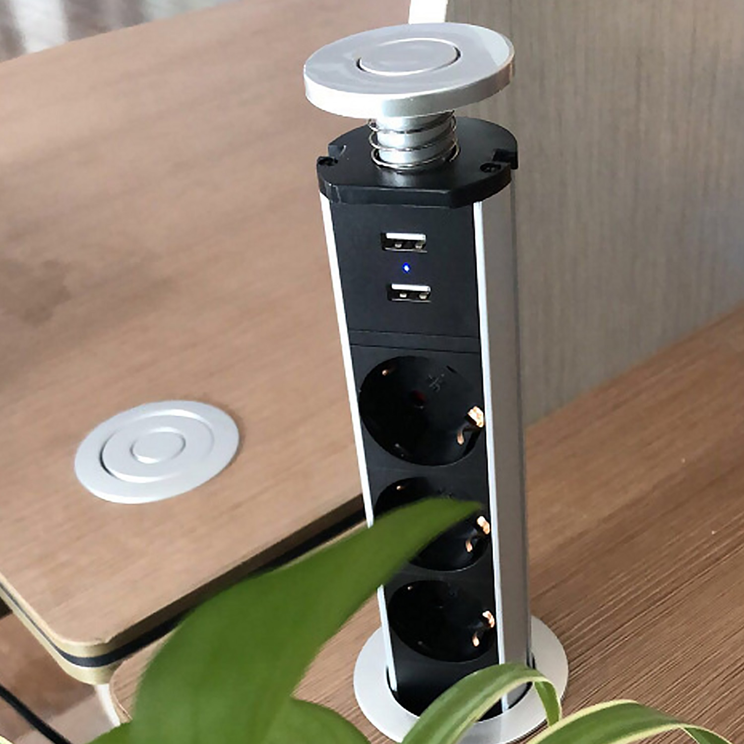 Kitchen Socket – выдвижная розетка с USB-разъемами