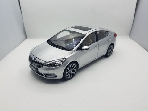 1:18 Модель литья под давлением для Kia K3, игрушечный автомобиль из серебряного сплава, миниатюрная Коллекция подарков, Cerato Forte ► Фото 1/1