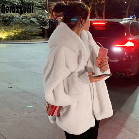 Nerazzurri Зимняя белая оверсайз женская куртка из искусственного меха с капюшоном на молнии с рукавами реглан  Корейская модная женская верхняя одежда 2022 года. шуба из искусственного плюшевая куртка плюшевое пальто ► Фото 1/6